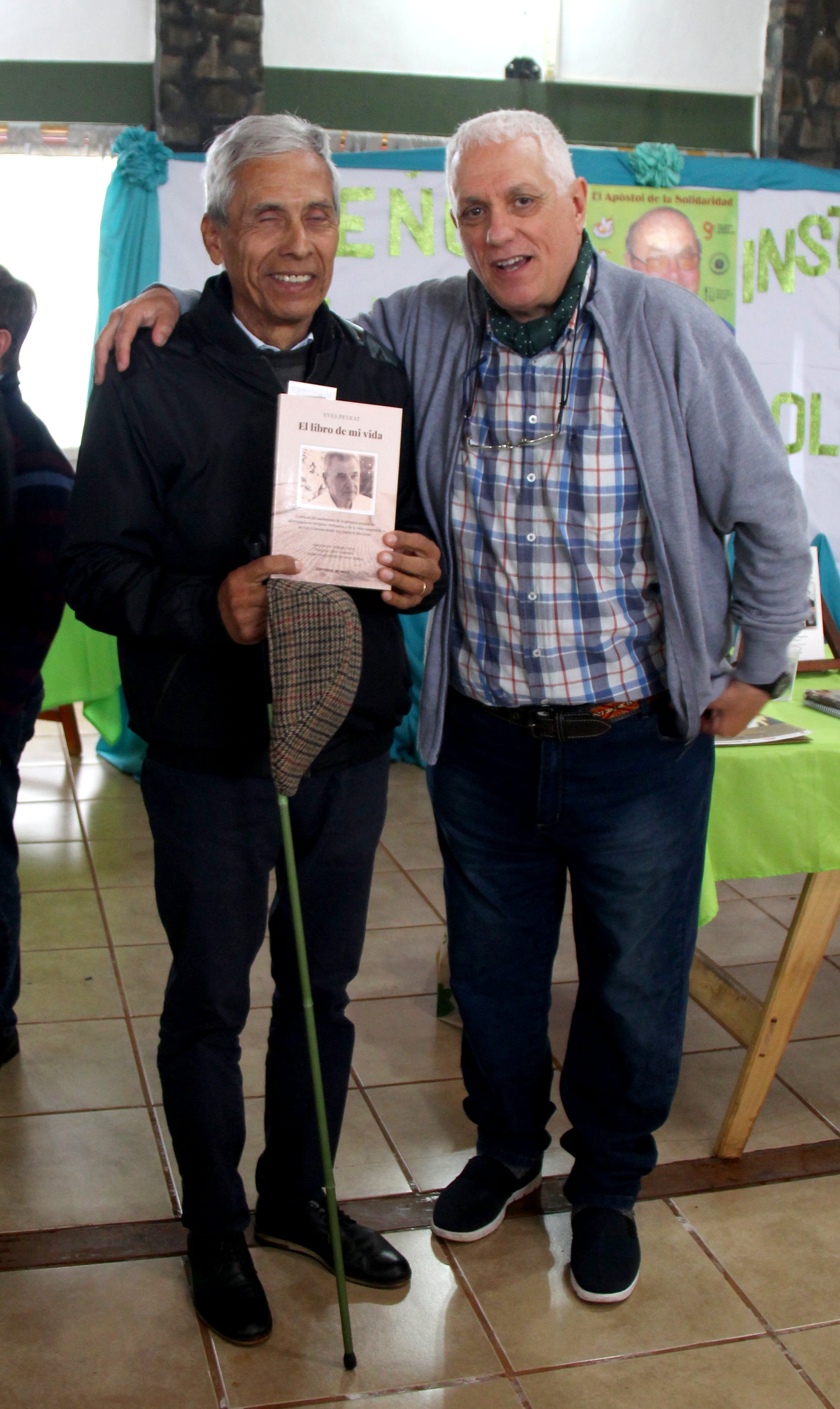 Durante la entrega de libros
