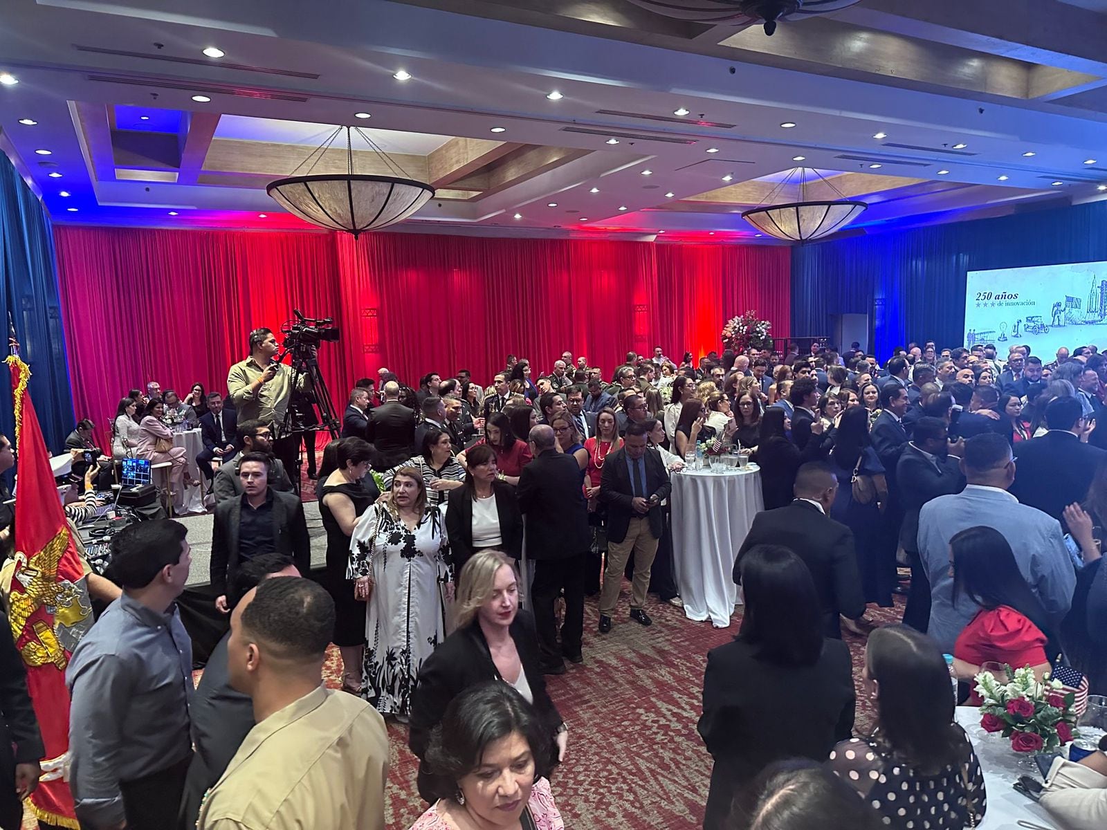Aunque la independencia de Estados Unidos se celebra oficialmente el 4 de julio, la Embajada adelantó la conmemoración con un acto especial en Tegucigalpa. La ceremonia resaltó los valores de libertad, democracia, innovación y colaboración que, según la representación diplomática, continúan guiando a Estados Unidos. (Foto: Proceso Digital)