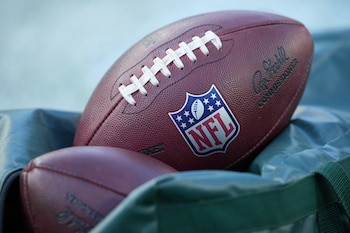 ARCHIVO - Balones de fútbol americano de la NFL para un juego de en Filadelfia el 4 de enero de 2026. (AP Foto/Matt Slocum, Archivo)