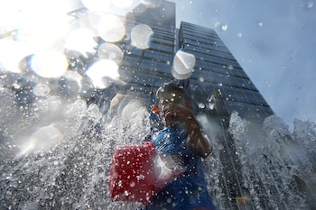 Un niño se refresca en
