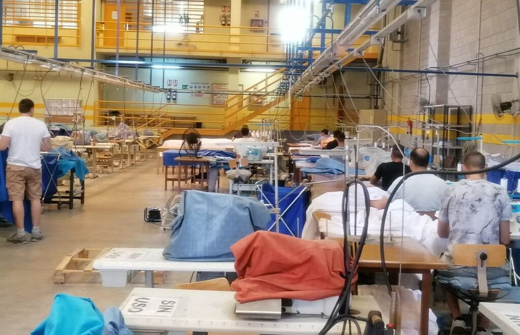 El taller de confección de la prisión de Córdoba (Foto: Junta de Andalucía)