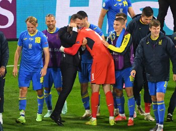 Shevchenko festejando con sus jugadores