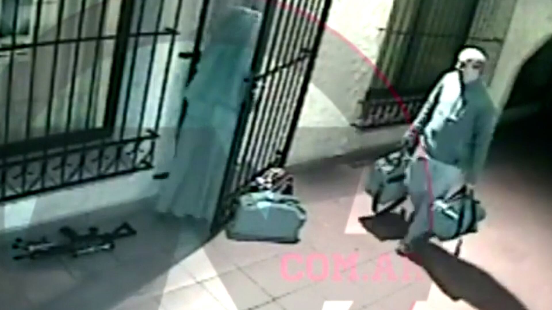 La imagen de los bolsos con dinero en un convento