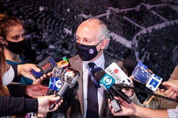 En la imagen, el ministro