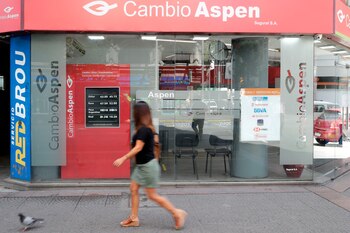 Una mujer camina este viernes