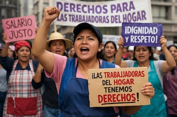 Mujer con gorra y delantal azul levanta el puño y grita, sosteniendo un cartel. Detrás, otras mujeres con delantales muestran carteles con mensajes.
