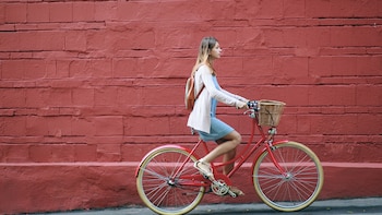 La bicicleta, además de un
