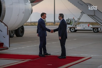 Macron llegó este lunes a Damasco, donde fue recibido en el aeropuerto internacional de la capital siria por el ministro de Asuntos Exteriores, Asaad al Shibani (d). (EFE/Agencia Nacional de Noticias Siria SÓLO USO EDITORIAL, PERMITIDO SU USO SÓLO EN RELACIÓN A LA INFORMACIÓN QUE APARECE EN EL PIE DE FOTO (CRÉDITO OBLIGATORIO)