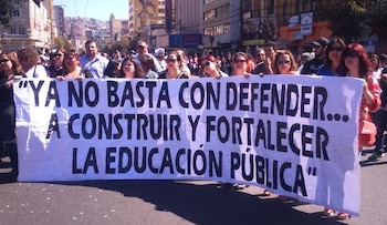 Mientras gremios docentes impulsaban protestas para su debate, ComexPerú y el Consejo Privado de Competitividad advirtieron riesgos fiscales.