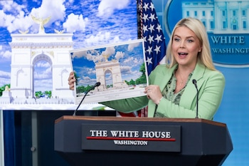 La secretaria de prensa de la Casa Blanca, Karoline Leavitt, muestra una ilustración del Arco del Triunfo que el presidente Trump presentará como proyecto de construcción, durante una rueda de prensa en la Casa Blanca en Washington, D.C., EE.UU., el 15 de abril de 2026. EFE/SHAWN THEW