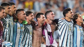 Una leyenda de Inglaterra habló de los futbolistas argentinos: “Jugué con Verón, Tévez y Heinze, se hacen los duros pero son unos gatitos”