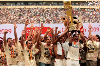 Universitario de Deportes alzando el