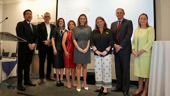 Entregan 10,000 becas en habilidades