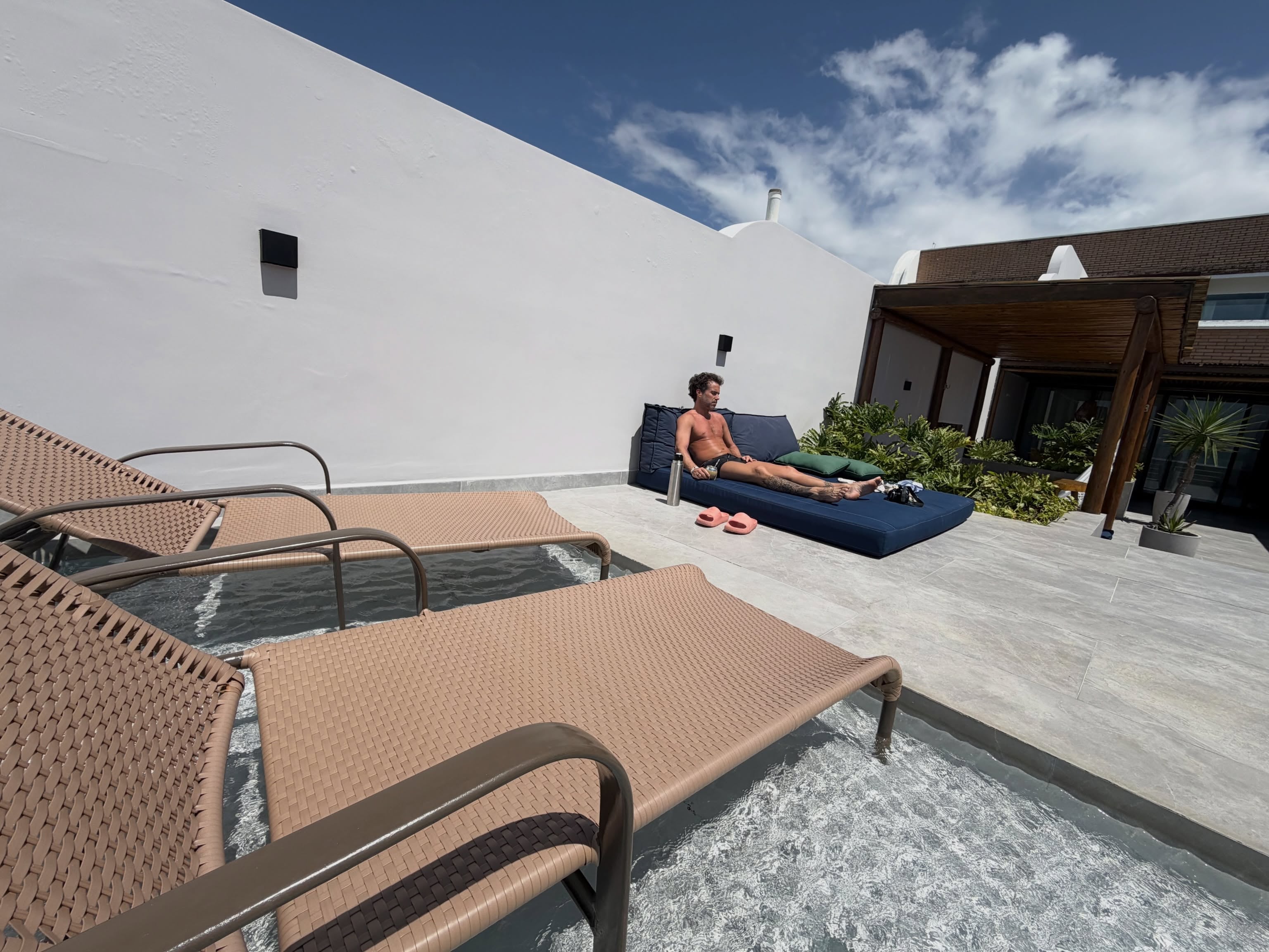 Nicolás Cabré descansa en una colchoneta junto a la piscina durante sus vacaciones en Brasil