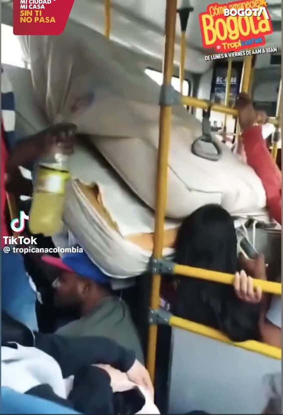 Transmilenio refuerza las normas para evitar la circulación de colchones, armarios y electrodomésticos en buses y estaciones - crédito Alcaldía de Bogotá/Instagram