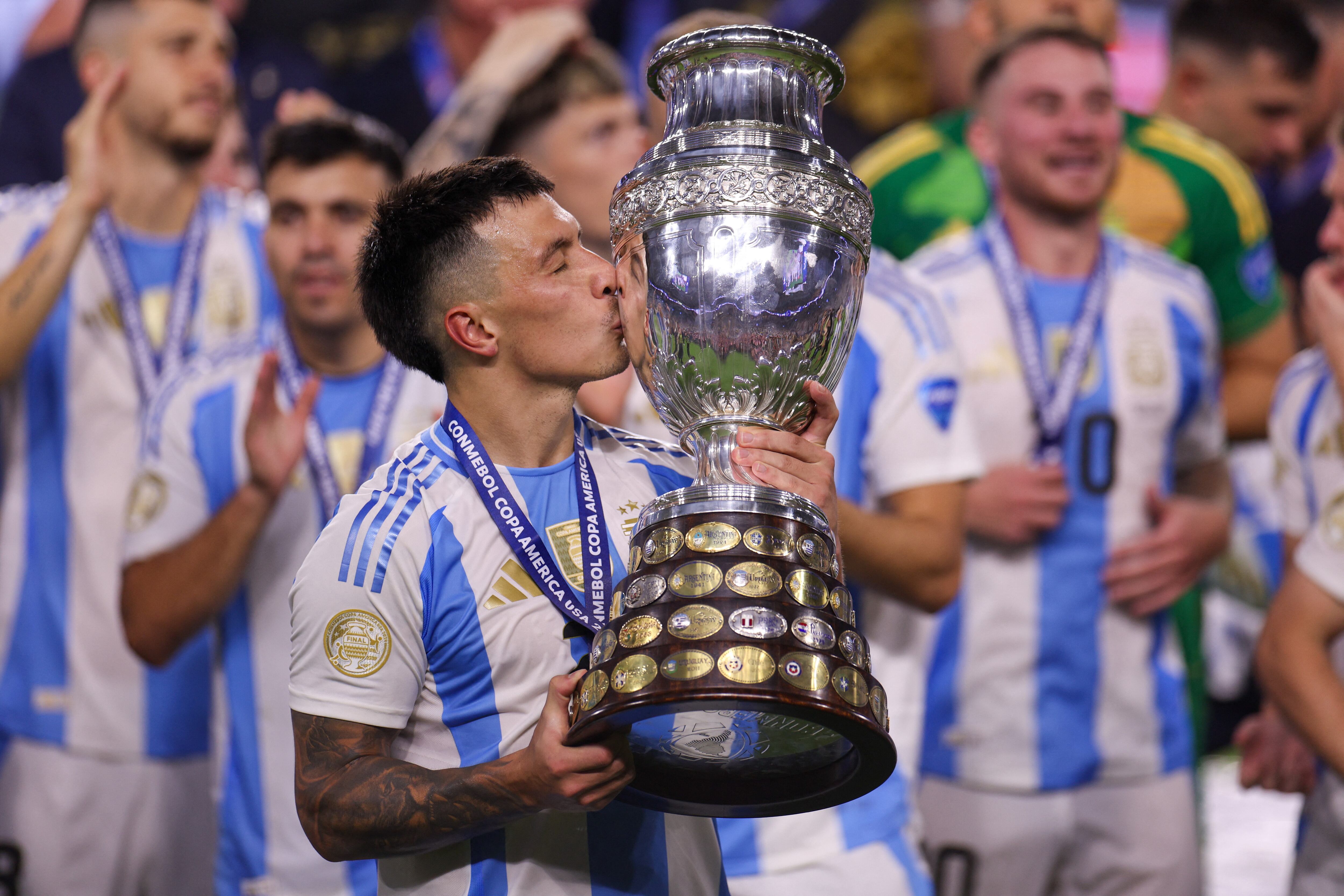 Licha besa la Copa América que Argentina ganó en Estados Unidos en 2024 (Nathan Ray Seebeck-USA TODAY Sports)