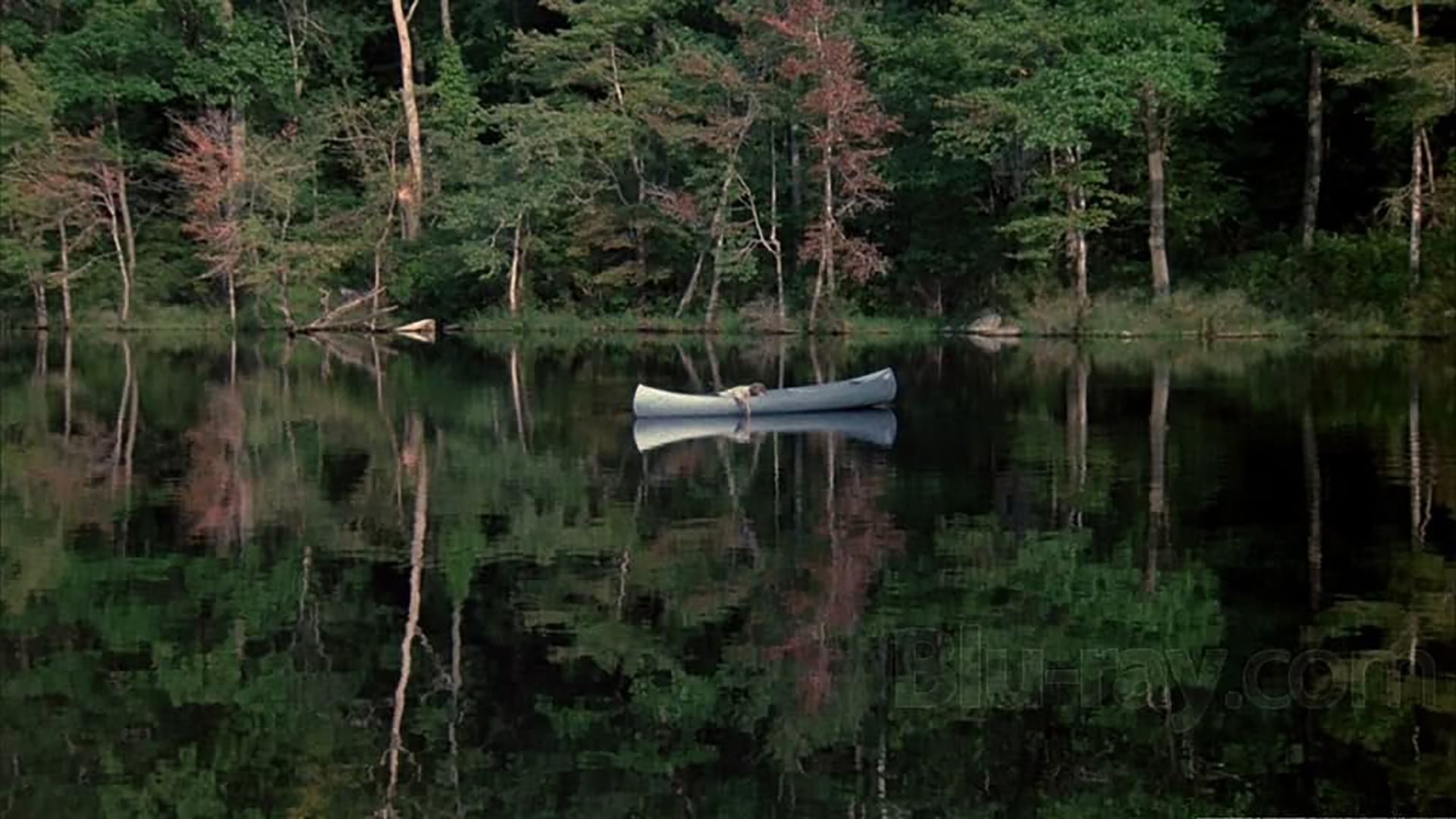 La icónica escena de la canoa flotando en el lago de Crystal Lake, donde un cuerpo yace oculto, es un fotograma inolvidable de la película Viernes 13.