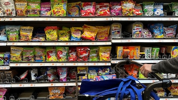 Arkansas prohibirá el uso del programa de ayuda alimentaria SNAP para comprar dulces y refrescos