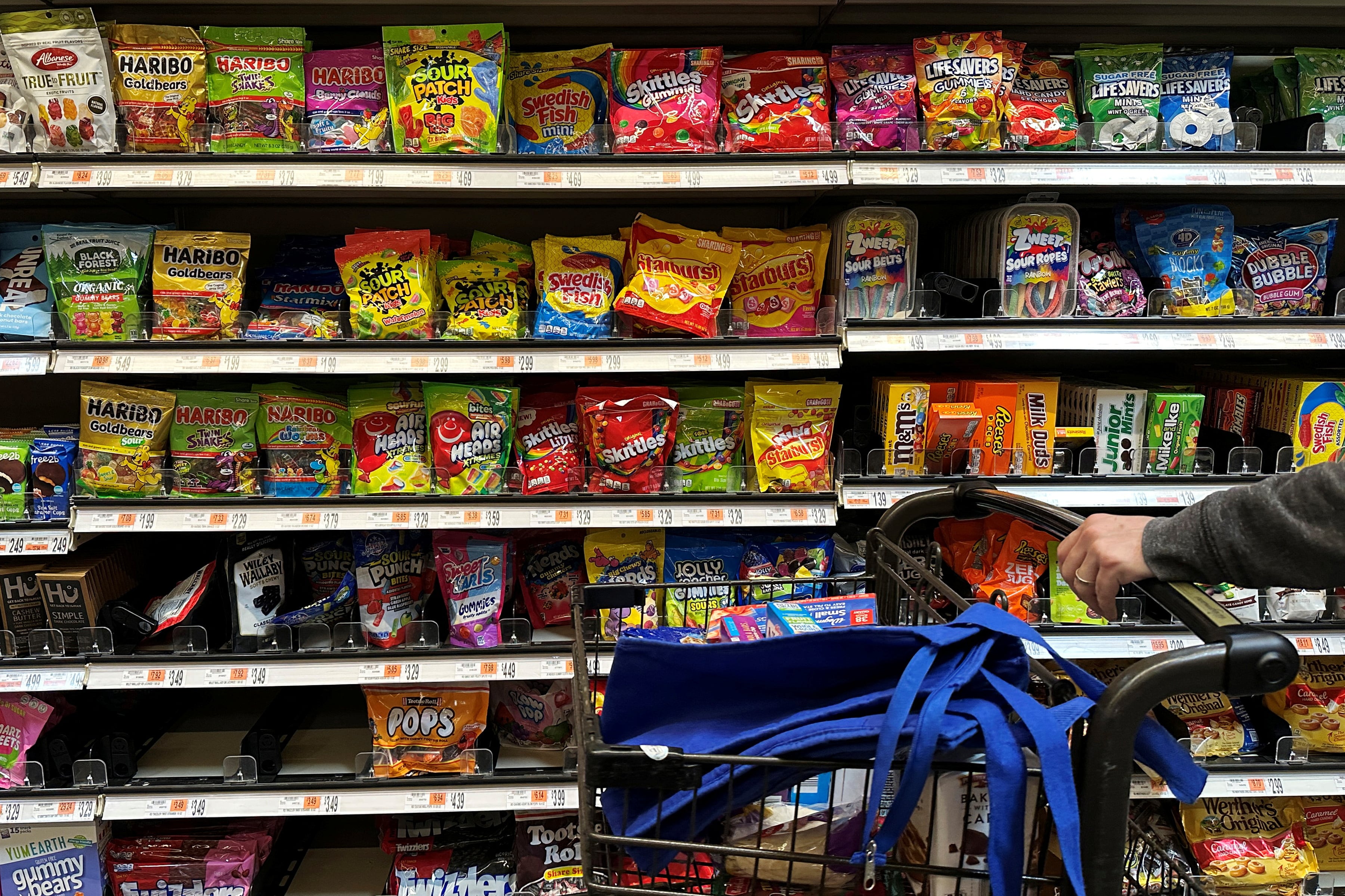 La gobernadora Sarah Huckabee Sanders sostuvo que la restricción de SNAP busca enfrentar la obesidad, la diabetes y las enfermedades cardíacas (REUTERS/Brian Snyder).