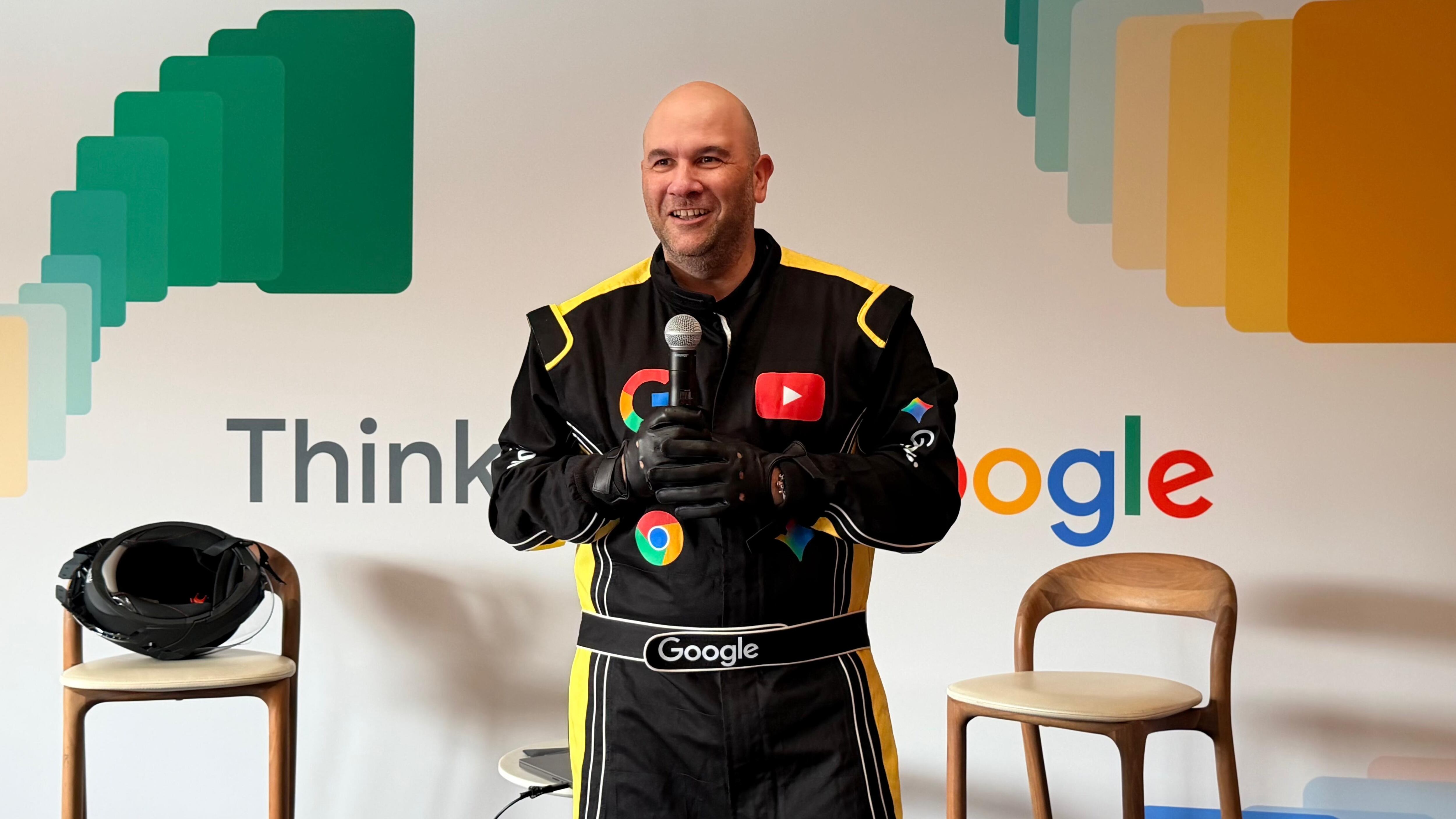 Sebastian Valverde, Managing Director de Google Hispanoamérica, abrió el Think with Google Miami vestido como piloto de Fórmula 1 para ilustrar la velocidad, precisión y exigencia que la inteligencia artificial impone al marketing actual.(Crédito: Opy Morales)
