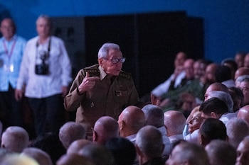 El dictador cubano Raúl Castro reapareció en un acto oficial en La Habana por el centenario de su hermano Fidel (YAMIL LAGE / AFP)