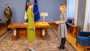 Kaja Kallas (der) juró el