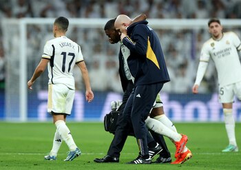 Alaba abandona el terreno de