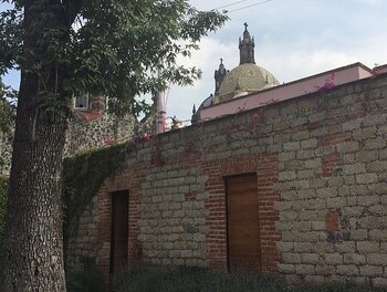 La Hostería Santo Domingo funge