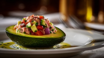 Aguacates rellenos de atún a