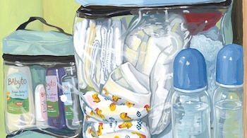 Ilustración en témpera con estuches transparentes que contienen lociones de bebé, pañales, tela estampada y dos biberones con tapa azul.