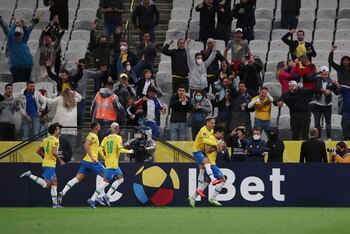 Los jugadores brasileños buscan a Lucas Paqueta para celebrar el único gol del partido (REUTERS/Amanda Perobelli)