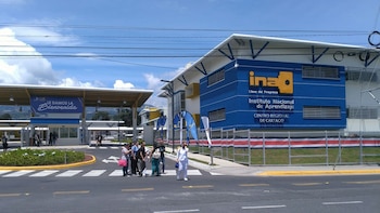 Hombres armados en motos asaltaron una sede pública en San José, amenazaron a guardas y huyeron con al menos 10 armas