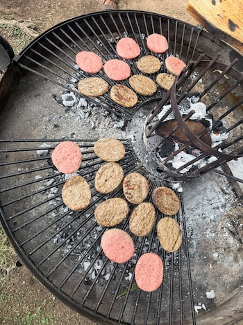 La celebración incluyó hamburguesas para
