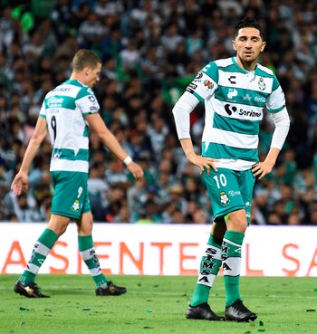 Diego Valdés (d) de Santos, se lamenta al final del encuentro ante Monterrey, durante el juego correspondiente al juego de vuelta de los cuartos de final del torneo mexicano de fútbol celebrado en el estadio TSM Corona en la ciudad de Torreón. EFE/André Herrera/Archivo