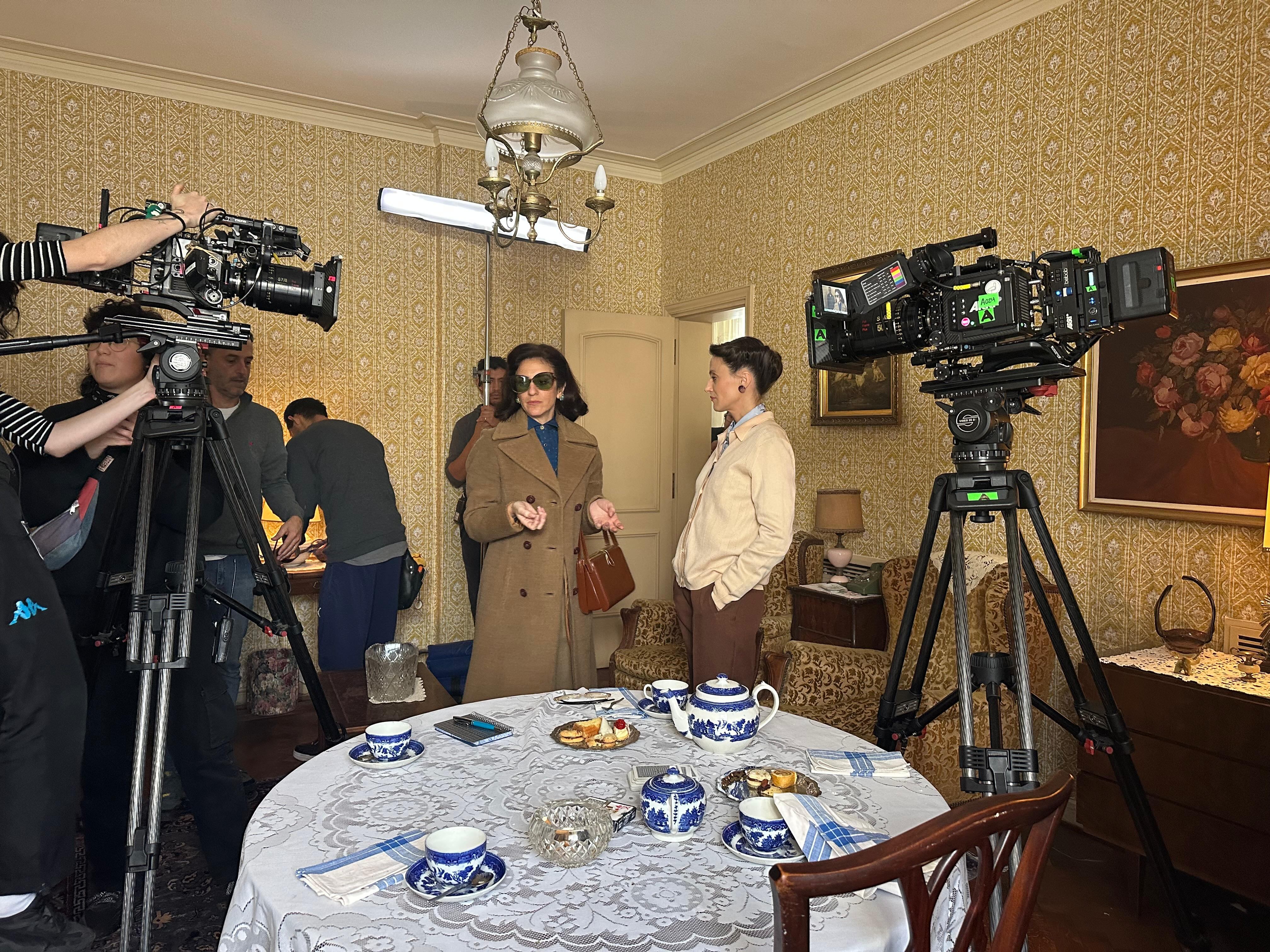 Ambientes transformados, detalles minuciosos y una búsqueda constante de autenticidad. La producción se sumergió en los años 70 para lograr una ambientación que transporta y sorprende a quienes siguen la trama