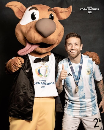 El Papu Gómez posa junto