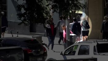 Dos arrebatadores quedaron filmados en