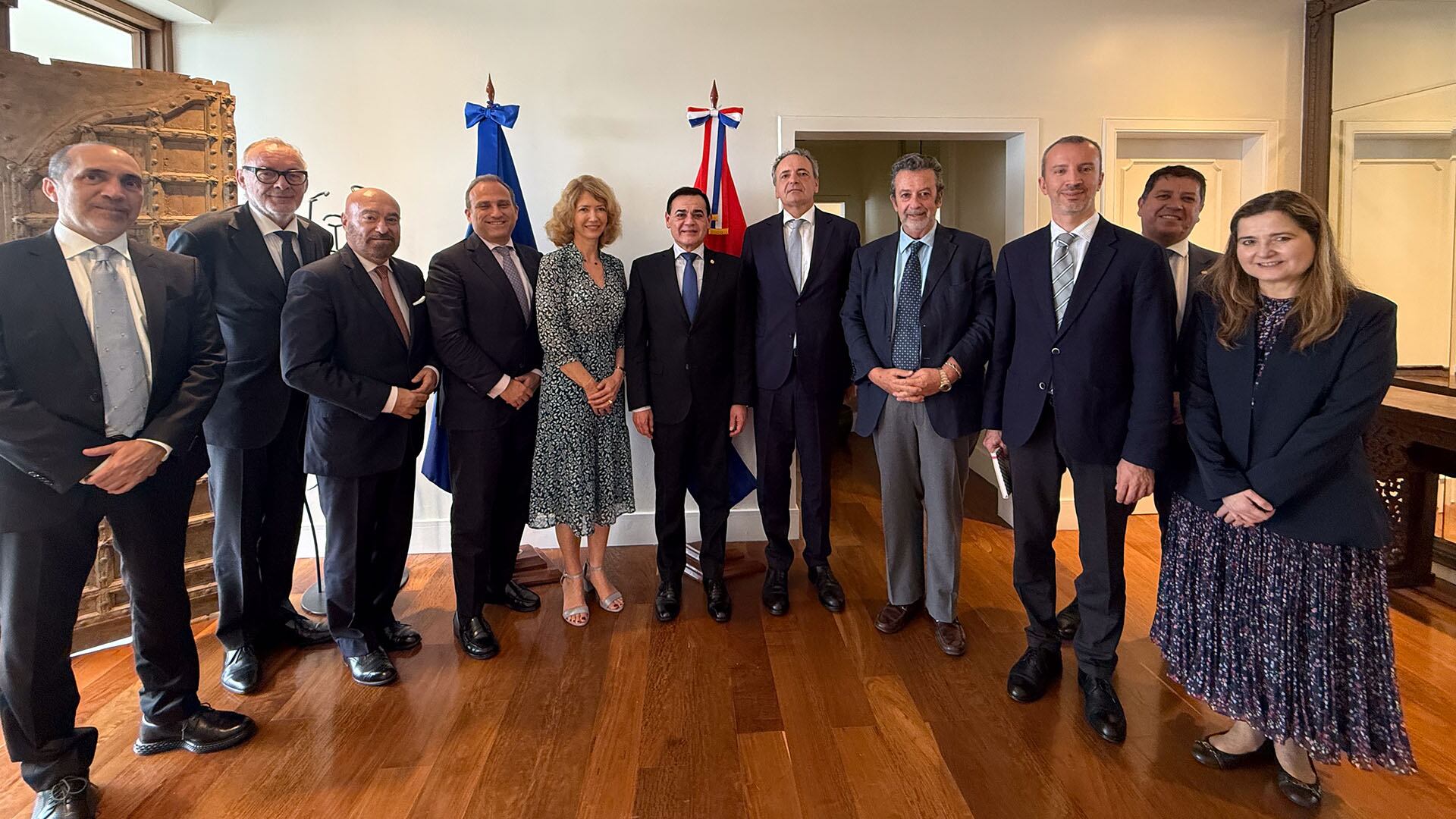 Fotografía cedida por la Embajada de la Unión Europea en Paraguay del ministro de Relaciones Exteriores de Paraguay, Rubén Ramírez (c), posando junto a embajadores de países de la Unión Europea acreditados en Paraguay durante una reunión este miércoles, en Asunción (EFE/Embajada de la Unión Europea en Paraguay)