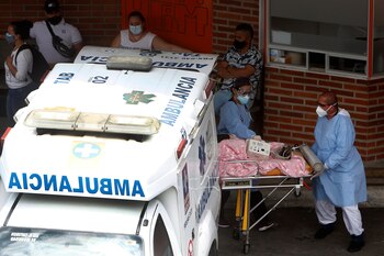 Personal sanitario transporta un paciente
