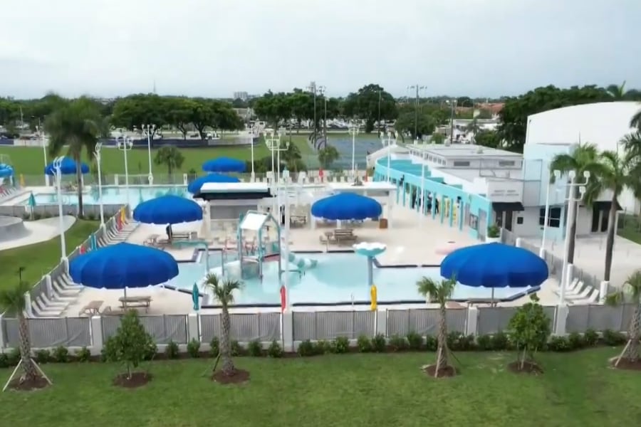 Un hombre de 80 años sufrió una descompensación en una piscina de Bucky Dent Park, fue trasladado a un hospital y se encuentra en recuperación (Captura de video: CBS News Miami).
