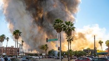 Fuerte incendio en Fiesta Las Palmas provoca evacuación y múltiples intoxicados en Sinaloa