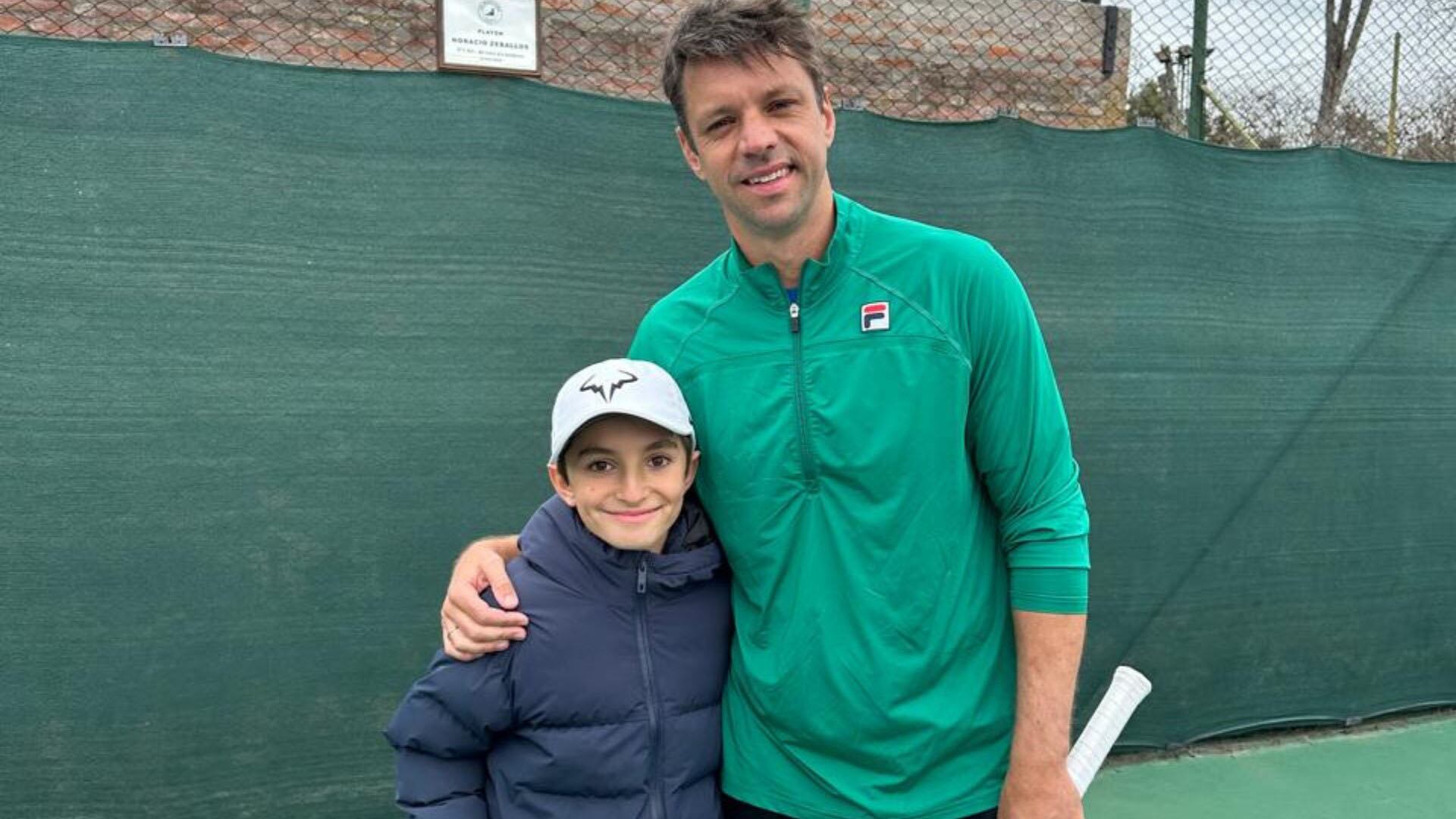 Juan Ignacio Carnevale junto a uno de sus ídolos del circuito profesional Horacio Zeballos (Crédito: Familia Carnevale)