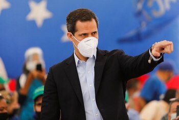Juan Guaidó asiste a una