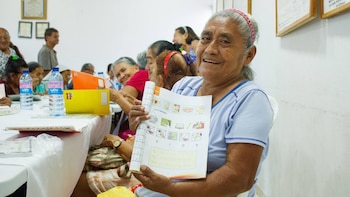 Aprender a leer y a escribir no tiene límite de edad para adultas mayores de Santo Tomás, El Salvador
