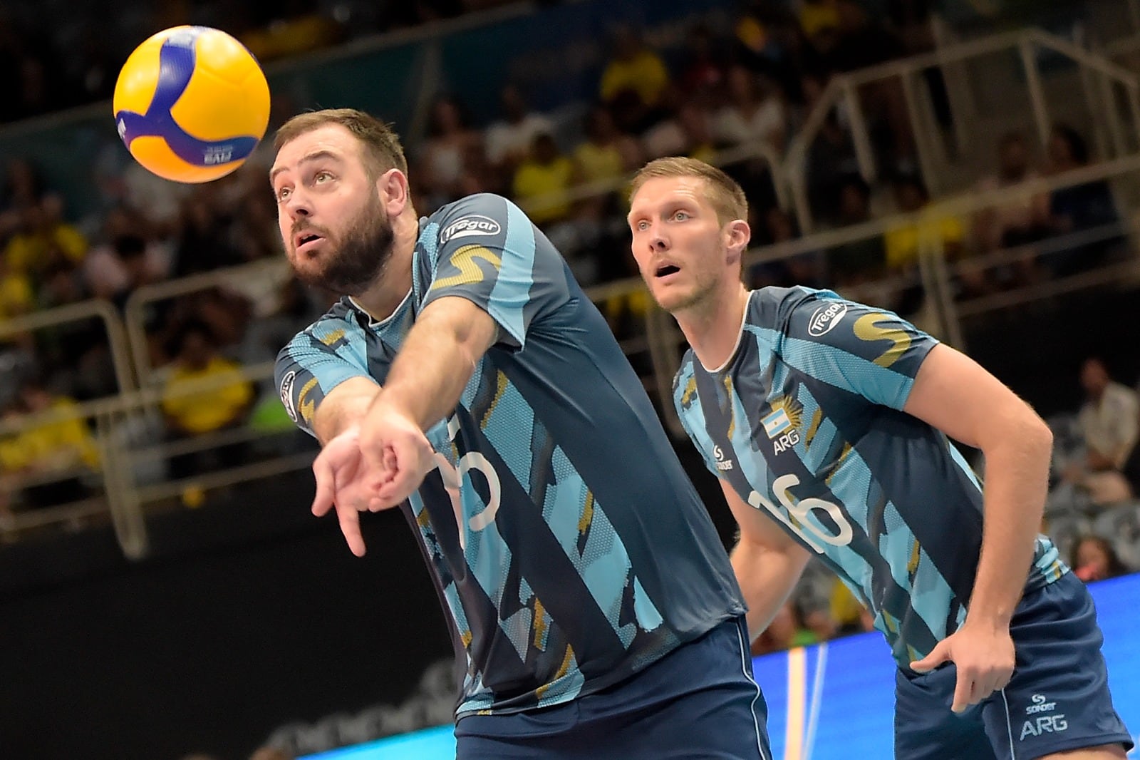 Luciano De Cecco condujo el ataque argentino en el segundo set, que terminó 25-15 con dominio en saque, distribución y bloqueo. (@Voley_FeVA)