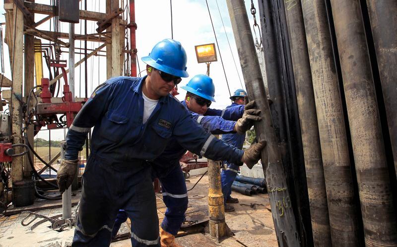 Las divisas generadas por el petróleo son un renglón importante para la economía colombiana - crédito José Miguel Gómez/Reuters