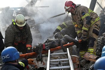 MATERIAL SENSIBLE. Rescatistas llevan el