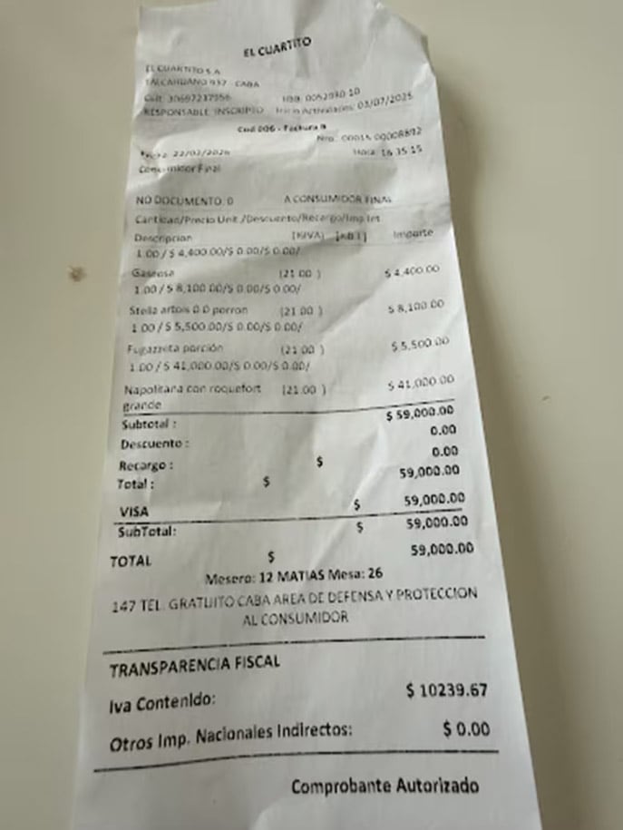 El ticket fiscal que mostró el gasto por una pizza grande napolitana con roquefort, una porción de fugazzeta y dos bebidas en El Cuartito