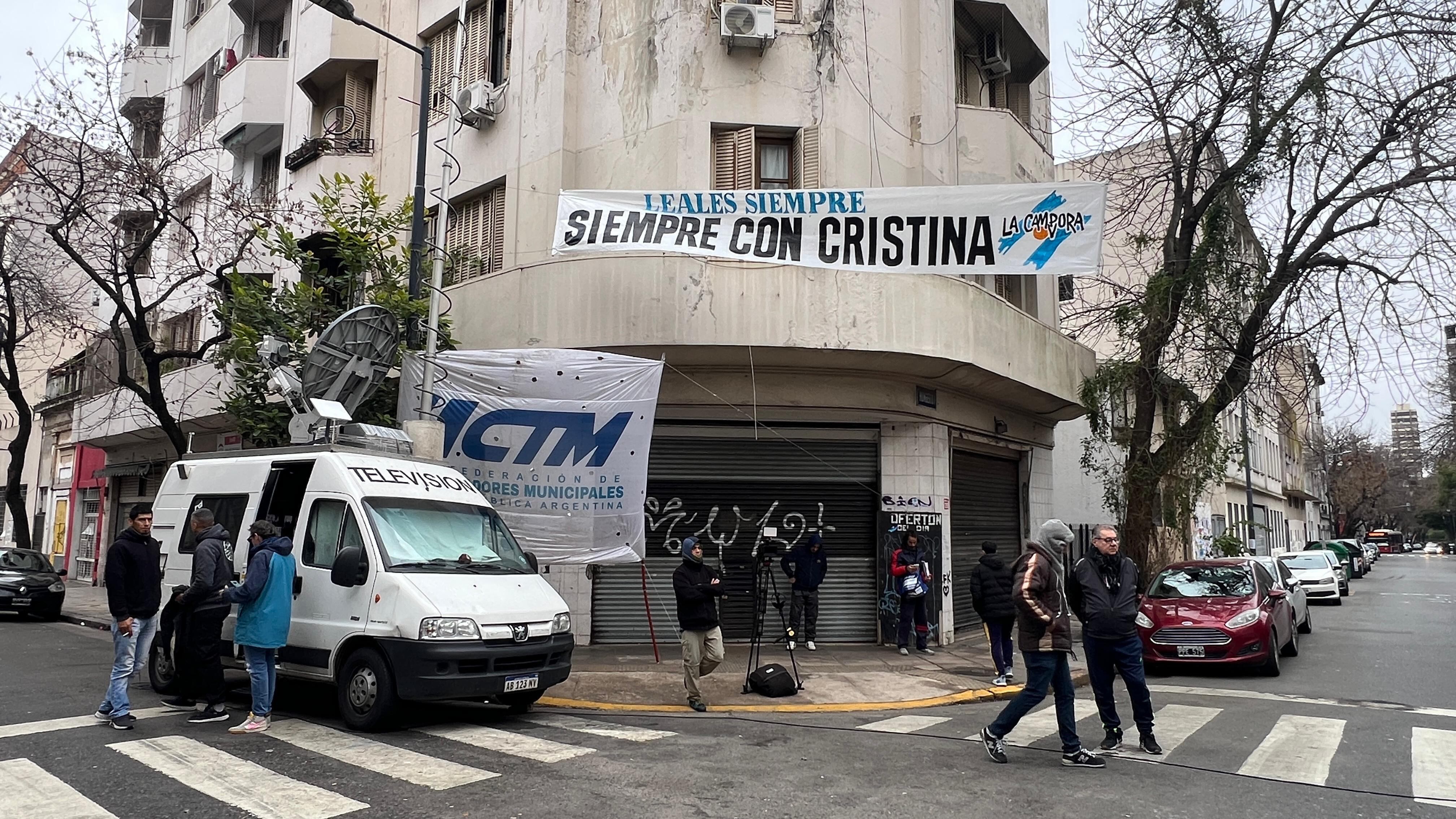 La vigilia, en el departamento de Cristina Kirchner (Fotografía: Gastón Taylor).