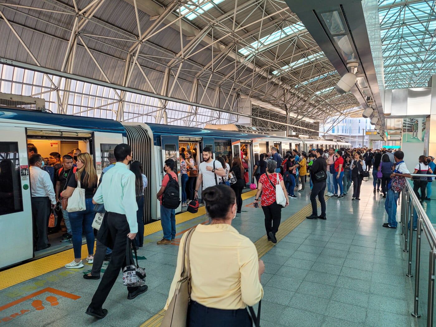 El Metro de Panamá moviliza habitualmente a más de 425.000 pasajeros diarios a través de sus líneas 1 y 2, que conectan importantes zonas residenciales, comerciales y laborales de la capital, por lo que la suspensión del servicio afecta la movilidad de miles de usuarios. Cortresía